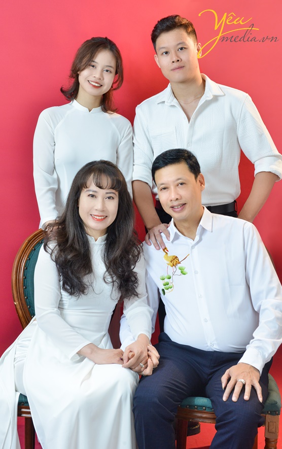 bộ ảnh gia đình NSND Nguyễn Tiến Dũng chụp trong studio
