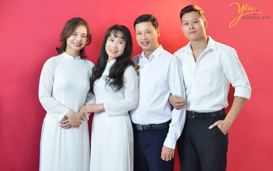 bộ ảnh gia đình NSND Nguyễn Tiến Dũng chụp trong studio