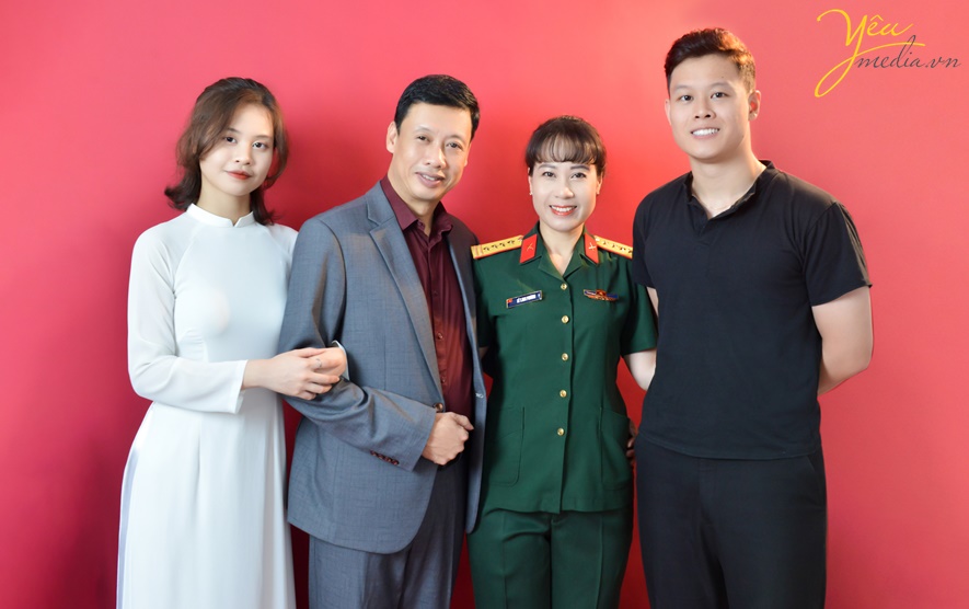 bộ ảnh gia đình NSND Nguyễn Tiến Dũng chụp trong studio