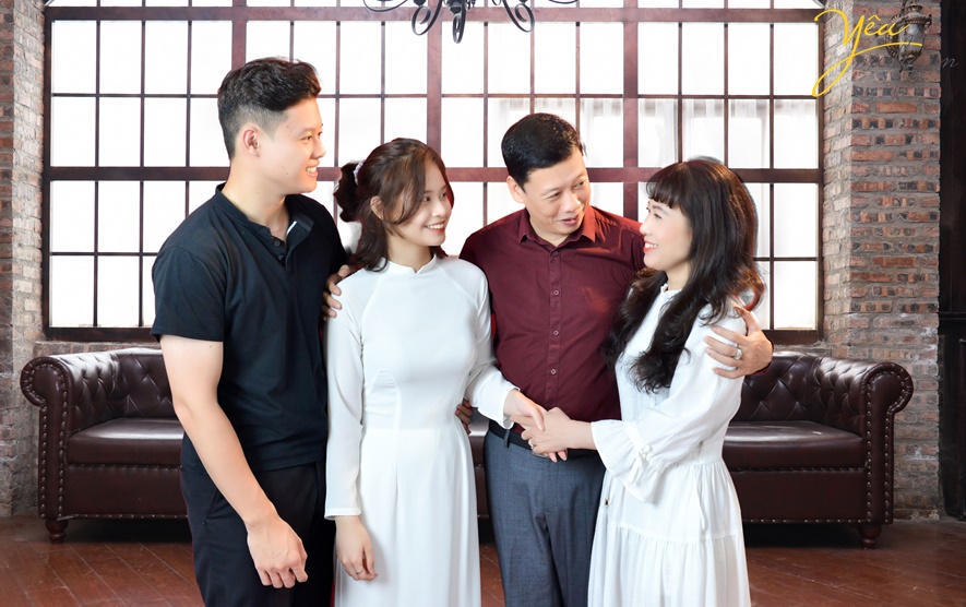 bộ ảnh gia đình NSND Nguyễn Tiến Dũng chụp trong studio 