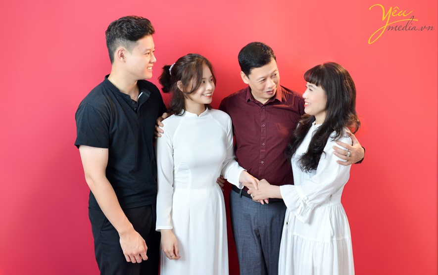 bộ ảnh gia đình NSND Nguyễn Tiến Dũng chụp trong studio 