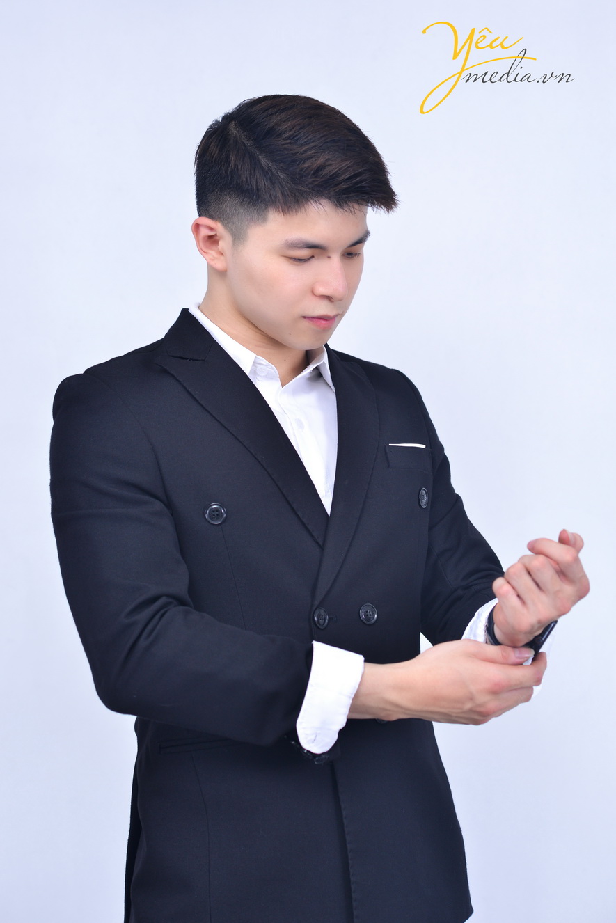 Chụp ảnh profile cá nhân trong studio tại Yêu Media