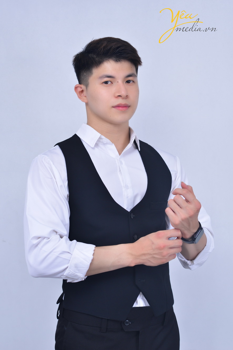 Chụp ảnh profile cá nhân trong studio tại Yêu Media