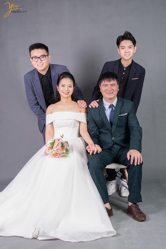 Chụp ảnh kỷ niệm 20 năm ngày cưới của gia đình chị Hà 