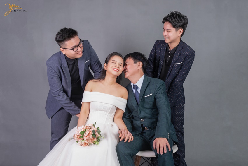 Chụp ảnh kỷ niệm 20 năm ngày cưới của gia đình chị Hà