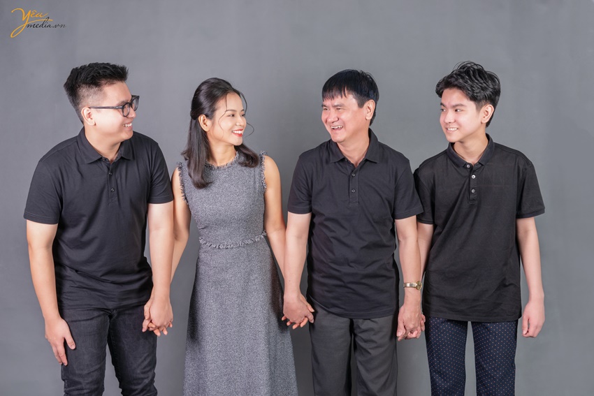 Chụp ảnh kỷ niệm 20 năm ngày cưới của gia đình chị Hà