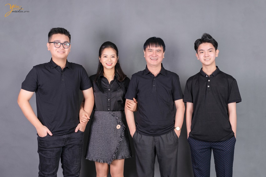 Chụp ảnh kỷ niệm 20 năm ngày cưới của gia đình chị Hà