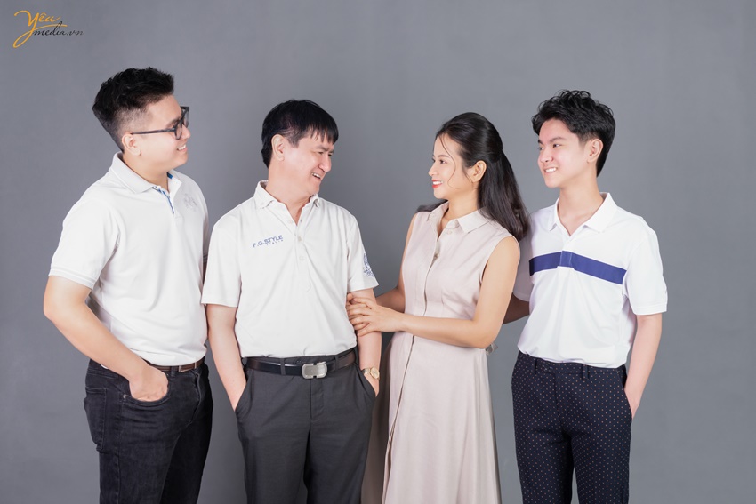 Chụp ảnh kỷ niệm 20 năm ngày cưới của gia đình chị Hà