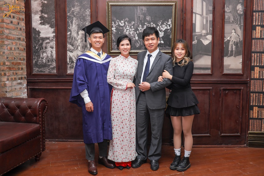 Ảnh chụp gia đình chị Minh trong phim trường