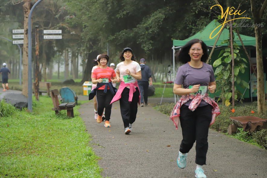 Cùng ngắm nhìn hình ảnh cuộc thi chạy marathon với chủ đề " cùng nhau bứt phá sải bước đầu xuân"