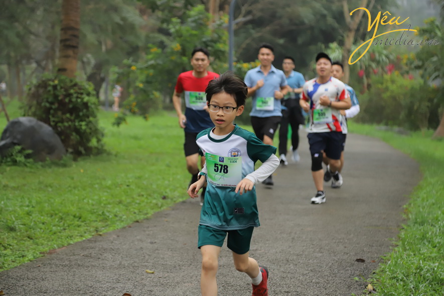 Cùng ngắm nhìn hình ảnh cuộc thi chạy marathon với chủ đề " cùng nhau bứt phá sải bước đầu xuân"