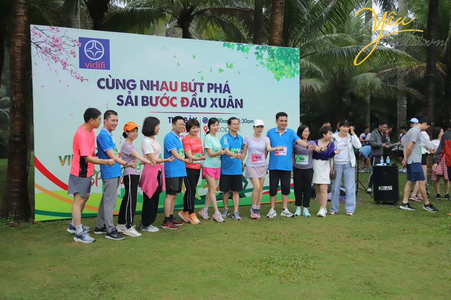 Cùng ngắm nhìn hình ảnh cuộc thi chạy marathon với chủ đề " cùng nhau bứt phá sải bước đầu xuân"