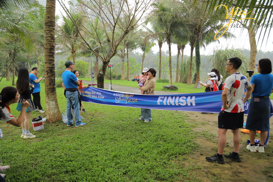 Cùng ngắm nhìn hình ảnh cuộc thi chạy marathon với chủ đề " cùng nhau bứt phá sải bước đầu xuân"