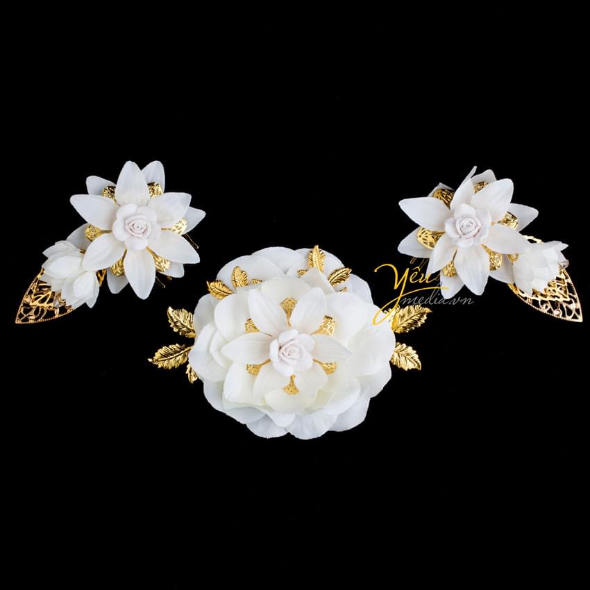 hoa cài tóc cô dâu bằng vải trắng kèm lá kim loại vàng