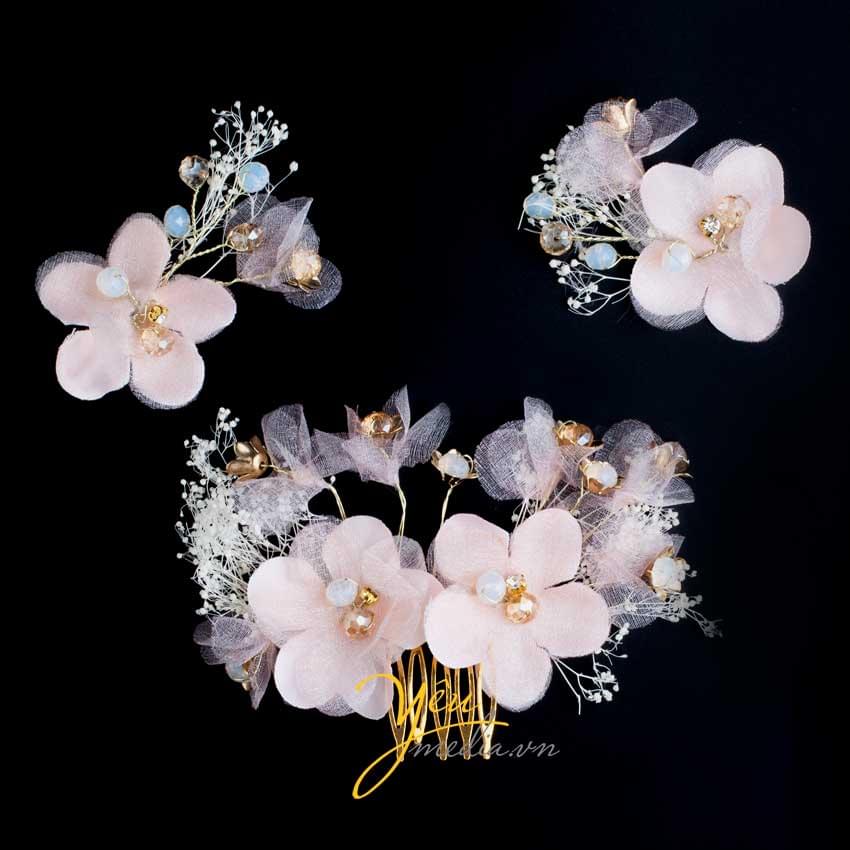 hoa cài đầu cô dâu màu hồng có trâm cài kèm đá và hoa nhỏ li ti