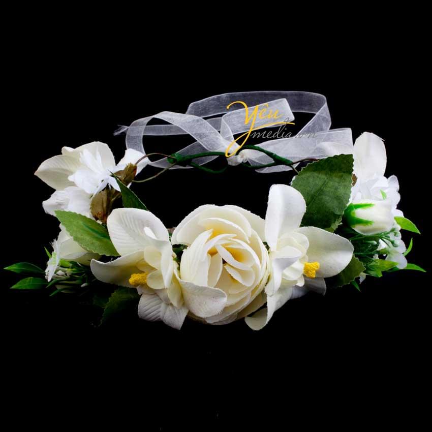 vòng hoa cưới đội đầu cho cô dâu kết bằng vải màu trắng