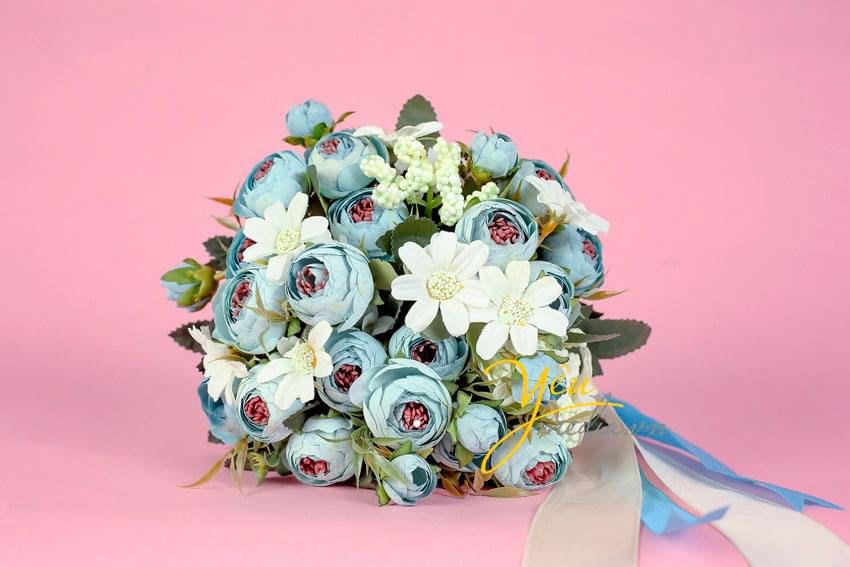 hoa cưới cầm tay màu xanh xen hoa trắng nhỏ nhẹ nhàng