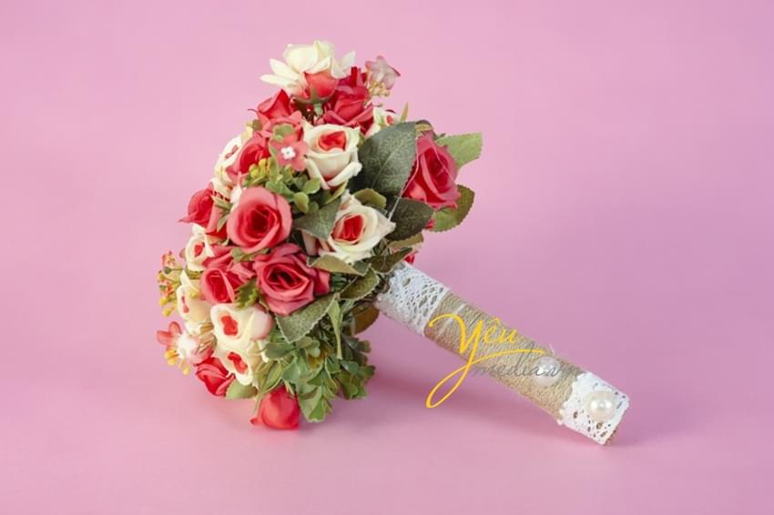 Hoa cầm tay cô dâu Helen