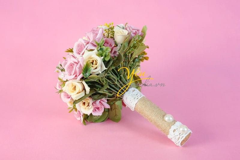 hoa cưới bằng vải màu hồng trắng sữa cho cô dâu