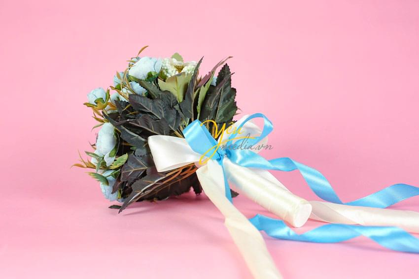 hoa cưới cô dâu cầm tay tông xanh chủ đạo xen hoa trắng nhỏ