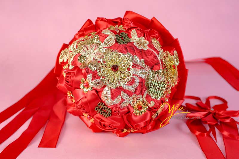 hoa cưới cầm tay màu đỏ bằng vải dán chữ hỷ đính hoa đá lấp lánh