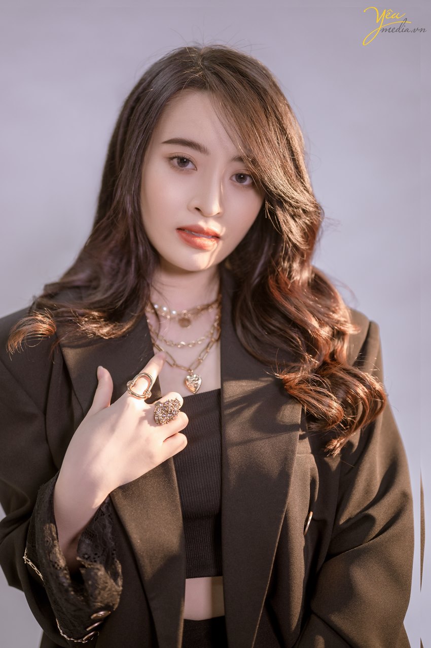 bộ ảnh sexy indoor nhưng không kém phần thời trang, sang trọng mà Yêu Media thực hiện trong studio cho bạn gái hot girl KOL ở hà nội