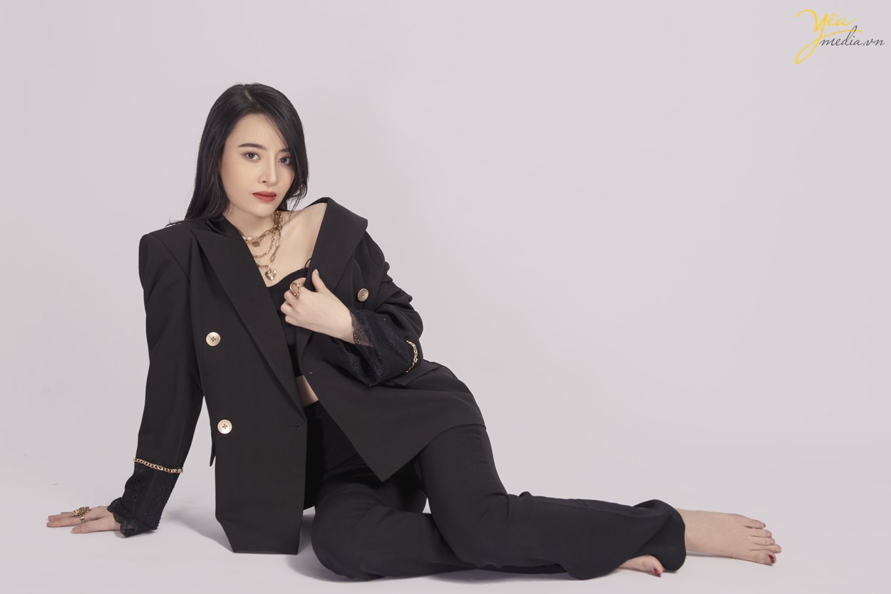 bộ ảnh sexy indoor nhưng không kém phần thời trang, sang trọng mà Yêu Media thực hiện trong studio cho bạn gái hot girl KOL ở hà nội