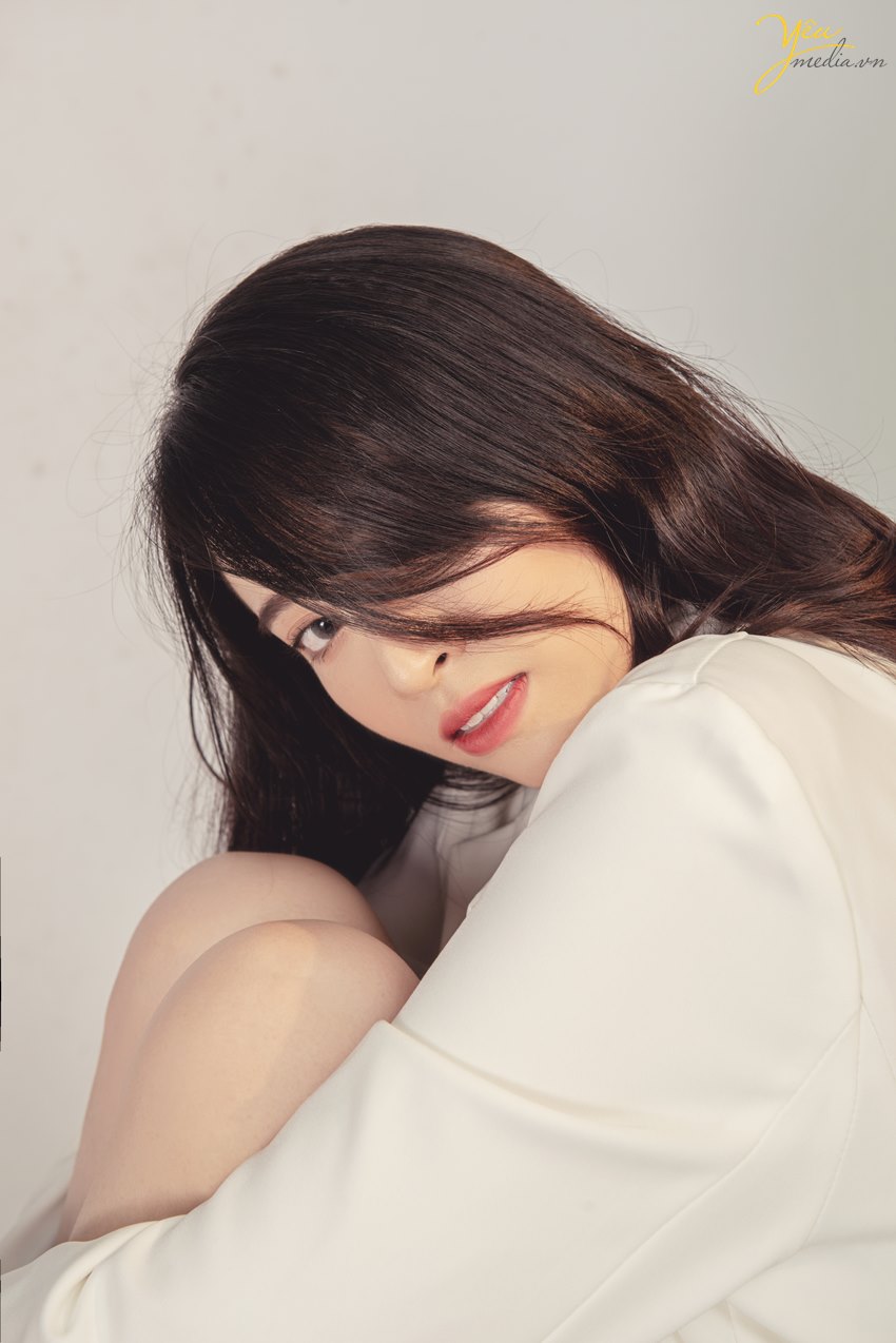 bộ ảnh sexy indoor nhưng không kém phần thời trang, sang trọng mà Yêu Media thực hiện trong studio cho bạn gái hot girl KOL ở hà nội