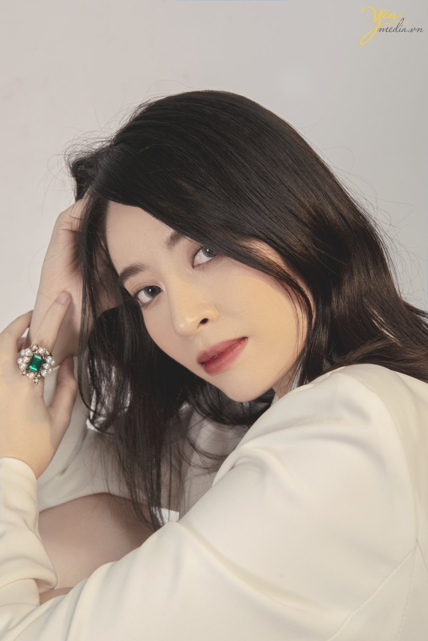 bộ ảnh sexy indoor nhưng không kém phần thời trang, sang trọng mà Yêu Media thực hiện trong studio cho bạn gái hot girl KOL ở hà nội