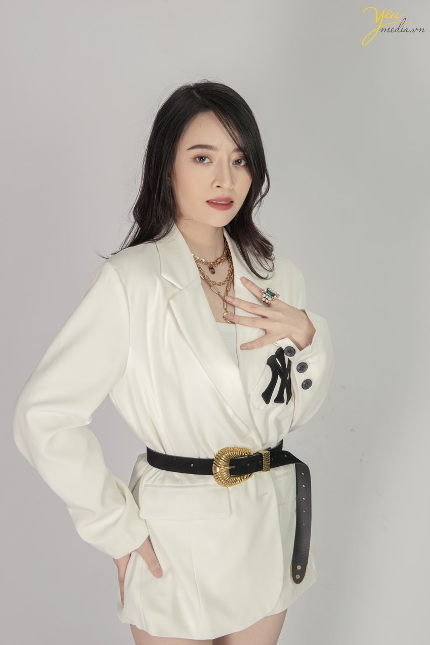 bộ ảnh sexy indoor nhưng không kém phần thời trang, sang trọng mà Yêu Media thực hiện trong studio cho bạn gái hot girl KOL ở hà nội