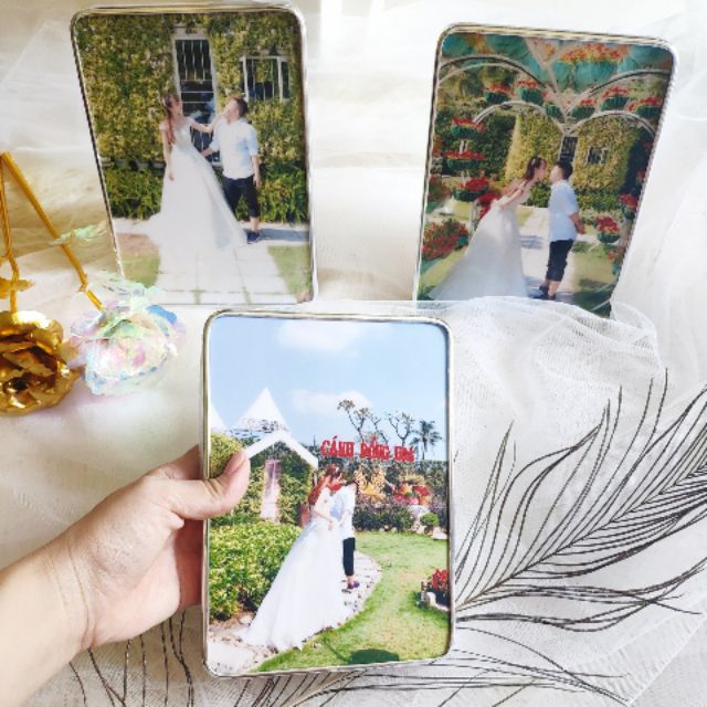 Ảnh pha lê là gì? Ảnh pha lê là ảnh giấy được tráng phủ lên đó một lớp gương tạo nên độ bóng. Sau đó chúng được đem đi ép thủy lực, dán lên gỗ MDF cao cấp. Và cuối cùng chạy viền nhựa hoa văn có thẩm mỹ cao. Toàn bộ tấm ảnh sẽ được sơn trắng để chống ẩm mốc, hoàn toàn không bị thấm nước. Bề mặt ảnh sẽ được tráng thêm lớp nhựa tổng hợp composite tạo nên độ bóng cao. Với lớp gương trong veo giúp nước ảnh lên màu rất tươi sáng và chân thực. Ngoài ra những tấm ảnh sẽ được bao lớp viền trắng được làm từ chất liệu nhựa dẻo. Lớp nhựa dẻo này vừa tạo điểm nhấn và vừa giữ cho ảnh không bị sứt mẻ khi bị va đập.