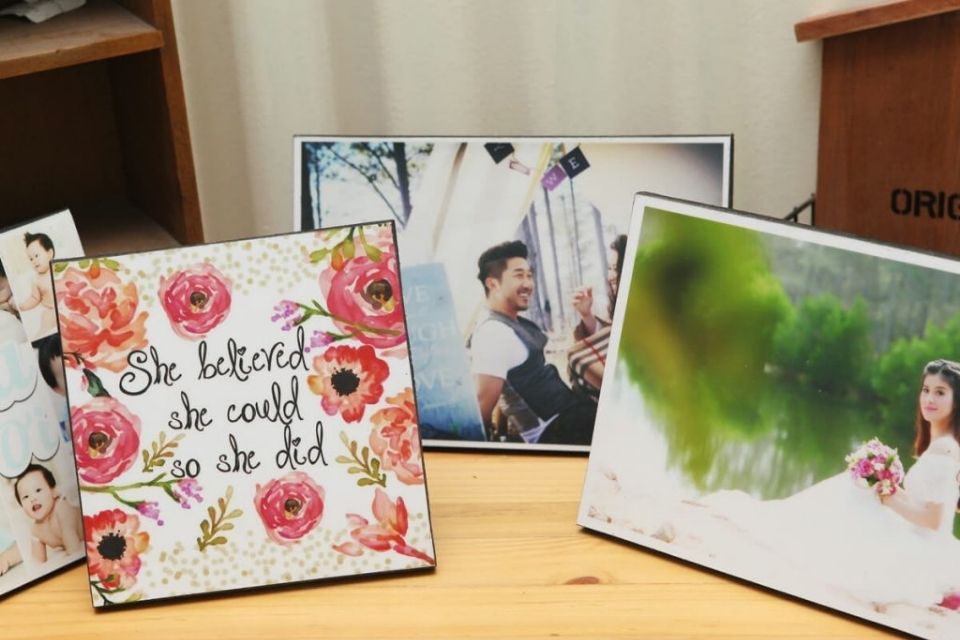 Ảnh ép gỗ composite nổi bật với lớp lụa bóng phủ lên trên mặt ảnh – Ảnh minh họa: Internet