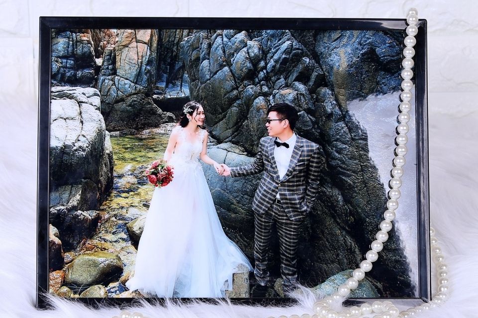 Ngày nay các loại ảnh ép gỗ cao cấp là sự lựa chọn khôn ngoan trong lễ cưới – Ảnh minh họa: Internet