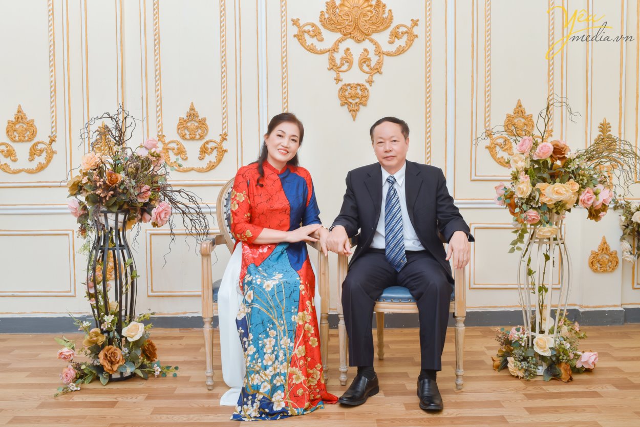 Chụp ảnh gia đình là một trong những việc làm ý nghĩa nhất đối với mỗi người. Đặc biệt khi được thực hiện vào những dịp ý nghĩa, chúng càng thêm đặc biệt. Cùng giúp những bức ảnh gia đình thêm đặc biệt nhé! 1: Chụp ảnh gia đình khi có thành viên mơí Đây là một khoảnh khắc có ý nghĩa đặc biệt với các gia đình. Mỗi thành viên là một mảnh ghép không thể thiếu trong đại gia đình. Và các thành viên mới sẽ giúp bức tranh ấy thêm ý nghĩa. Đó có thể là khi nhà bạn đón thêm một thiên thần bé nhỏ hay gia đình bạn có một người con dâu, con rể… Những bức ảnh này sẽ trở nên đông vui, thú vị hơn. Bạn chắc chắn sẽ rất hạnh phúc khi nhìn lại những bức hình đầy tình cảm này. 2: Chụp ảnh gia đình khi bé tròn 1,2,3.., tuổi Một khoảnh khắc, một sự kiện có ý nghĩa đặc biệt với cả nhà. Đây là dịp được nhiều gia đình lựa chọn để đánh dấu mốc sự kiện quan trọng trong cuộc đời bé. Còn gì tuyệt vời hơn khi cùng lưu lại những khoảnh khắc ngộ nghĩnh của con trẻ. Bạn chắc chắn sẽ phải mỉm cười mỗi khi ngắm nhìn lại một album ảnh ngập tràn những phút giây tinh nghịch của con trẻ hay khoảnh khắc yêu thương của bố mẹ. Yêu Media hân hạnh phục vụ khách hàng- chị Quỳnh tại Hà Nội trong việc chụp ảnh gia đình trong studio - phim trường Rosa - cũng với những lý do lựa chọn dịp như trên. Để được tư vấn chi tiết hơn về việc chụp ảnh gia đình, bạn có thể liên hệ hotline hoặc đến trực tiếp showroom của ảnh viện gia đình Yêu Media nhé!