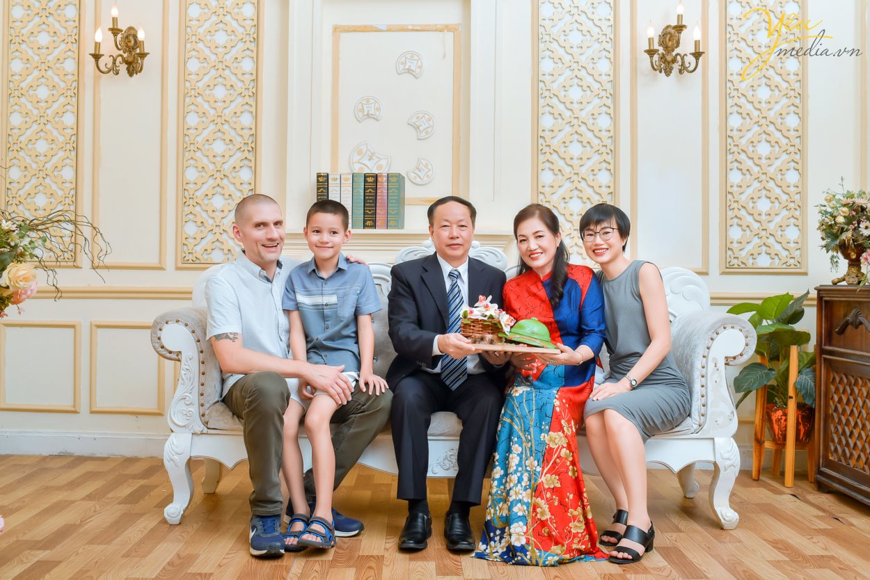 Chụp ảnh gia đình là một trong những việc làm ý nghĩa nhất đối với mỗi người. Đặc biệt khi được thực hiện vào những dịp ý nghĩa, chúng càng thêm đặc biệt. Cùng giúp những bức ảnh gia đình thêm đặc biệt nhé! 1: Chụp ảnh gia đình khi có thành viên mơí Đây là một khoảnh khắc có ý nghĩa đặc biệt với các gia đình. Mỗi thành viên là một mảnh ghép không thể thiếu trong đại gia đình. Và các thành viên mới sẽ giúp bức tranh ấy thêm ý nghĩa. Đó có thể là khi nhà bạn đón thêm một thiên thần bé nhỏ hay gia đình bạn có một người con dâu, con rể… Những bức ảnh này sẽ trở nên đông vui, thú vị hơn. Bạn chắc chắn sẽ rất hạnh phúc khi nhìn lại những bức hình đầy tình cảm này. 2: Chụp ảnh gia đình khi bé tròn 1,2,3.., tuổi Một khoảnh khắc, một sự kiện có ý nghĩa đặc biệt với cả nhà. Đây là dịp được nhiều gia đình lựa chọn để đánh dấu mốc sự kiện quan trọng trong cuộc đời bé. Còn gì tuyệt vời hơn khi cùng lưu lại những khoảnh khắc ngộ nghĩnh của con trẻ. Bạn chắc chắn sẽ phải mỉm cười mỗi khi ngắm nhìn lại một album ảnh ngập tràn những phút giây tinh nghịch của con trẻ hay khoảnh khắc yêu thương của bố mẹ. Yêu Media hân hạnh phục vụ khách hàng- chị Quỳnh tại Hà Nội trong việc chụp ảnh gia đình trong studio - phim trường Rosa - cũng với những lý do lựa chọn dịp như trên. Để được tư vấn chi tiết hơn về việc chụp ảnh gia đình, bạn có thể liên hệ hotline hoặc đến trực tiếp showroom của ảnh viện gia đình Yêu Media nhé!