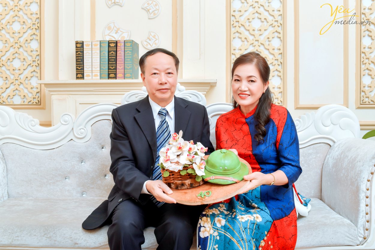 Chụp ảnh gia đình là một trong những việc làm ý nghĩa nhất đối với mỗi người. Đặc biệt khi được thực hiện vào những dịp ý nghĩa, chúng càng thêm đặc biệt. Cùng giúp những bức ảnh gia đình thêm đặc biệt nhé! 1: Chụp ảnh gia đình khi có thành viên mơí Đây là một khoảnh khắc có ý nghĩa đặc biệt với các gia đình. Mỗi thành viên là một mảnh ghép không thể thiếu trong đại gia đình. Và các thành viên mới sẽ giúp bức tranh ấy thêm ý nghĩa. Đó có thể là khi nhà bạn đón thêm một thiên thần bé nhỏ hay gia đình bạn có một người con dâu, con rể… Những bức ảnh này sẽ trở nên đông vui, thú vị hơn. Bạn chắc chắn sẽ rất hạnh phúc khi nhìn lại những bức hình đầy tình cảm này. 2: Chụp ảnh gia đình khi bé tròn 1,2,3.., tuổi Một khoảnh khắc, một sự kiện có ý nghĩa đặc biệt với cả nhà. Đây là dịp được nhiều gia đình lựa chọn để đánh dấu mốc sự kiện quan trọng trong cuộc đời bé. Còn gì tuyệt vời hơn khi cùng lưu lại những khoảnh khắc ngộ nghĩnh của con trẻ. Bạn chắc chắn sẽ phải mỉm cười mỗi khi ngắm nhìn lại một album ảnh ngập tràn những phút giây tinh nghịch của con trẻ hay khoảnh khắc yêu thương của bố mẹ. Yêu Media hân hạnh phục vụ khách hàng- chị Quỳnh tại Hà Nội trong việc chụp ảnh gia đình trong studio - phim trường Rosa - cũng với những lý do lựa chọn dịp như trên. Để được tư vấn chi tiết hơn về việc chụp ảnh gia đình, bạn có thể liên hệ hotline hoặc đến trực tiếp showroom của ảnh viện gia đình Yêu Media nhé!