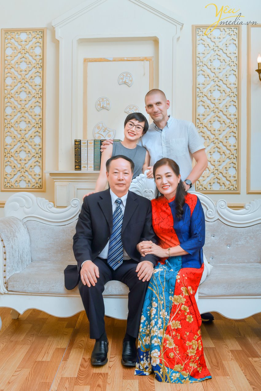 Chụp ảnh gia đình là một trong những việc làm ý nghĩa nhất đối với mỗi người. Đặc biệt khi được thực hiện vào những dịp ý nghĩa, chúng càng thêm đặc biệt. Cùng giúp những bức ảnh gia đình thêm đặc biệt nhé! 1: Chụp ảnh gia đình khi có thành viên mơí Đây là một khoảnh khắc có ý nghĩa đặc biệt với các gia đình. Mỗi thành viên là một mảnh ghép không thể thiếu trong đại gia đình. Và các thành viên mới sẽ giúp bức tranh ấy thêm ý nghĩa. Đó có thể là khi nhà bạn đón thêm một thiên thần bé nhỏ hay gia đình bạn có một người con dâu, con rể… Những bức ảnh này sẽ trở nên đông vui, thú vị hơn. Bạn chắc chắn sẽ rất hạnh phúc khi nhìn lại những bức hình đầy tình cảm này. 2: Chụp ảnh gia đình khi bé tròn 1,2,3.., tuổi Một khoảnh khắc, một sự kiện có ý nghĩa đặc biệt với cả nhà. Đây là dịp được nhiều gia đình lựa chọn để đánh dấu mốc sự kiện quan trọng trong cuộc đời bé. Còn gì tuyệt vời hơn khi cùng lưu lại những khoảnh khắc ngộ nghĩnh của con trẻ. Bạn chắc chắn sẽ phải mỉm cười mỗi khi ngắm nhìn lại một album ảnh ngập tràn những phút giây tinh nghịch của con trẻ hay khoảnh khắc yêu thương của bố mẹ. Yêu Media hân hạnh phục vụ khách hàng- chị Quỳnh tại Hà Nội trong việc chụp ảnh gia đình trong studio - phim trường Rosa - cũng với những lý do lựa chọn dịp như trên. Để được tư vấn chi tiết hơn về việc chụp ảnh gia đình, bạn có thể liên hệ hotline hoặc đến trực tiếp showroom của ảnh viện gia đình Yêu Media nhé!