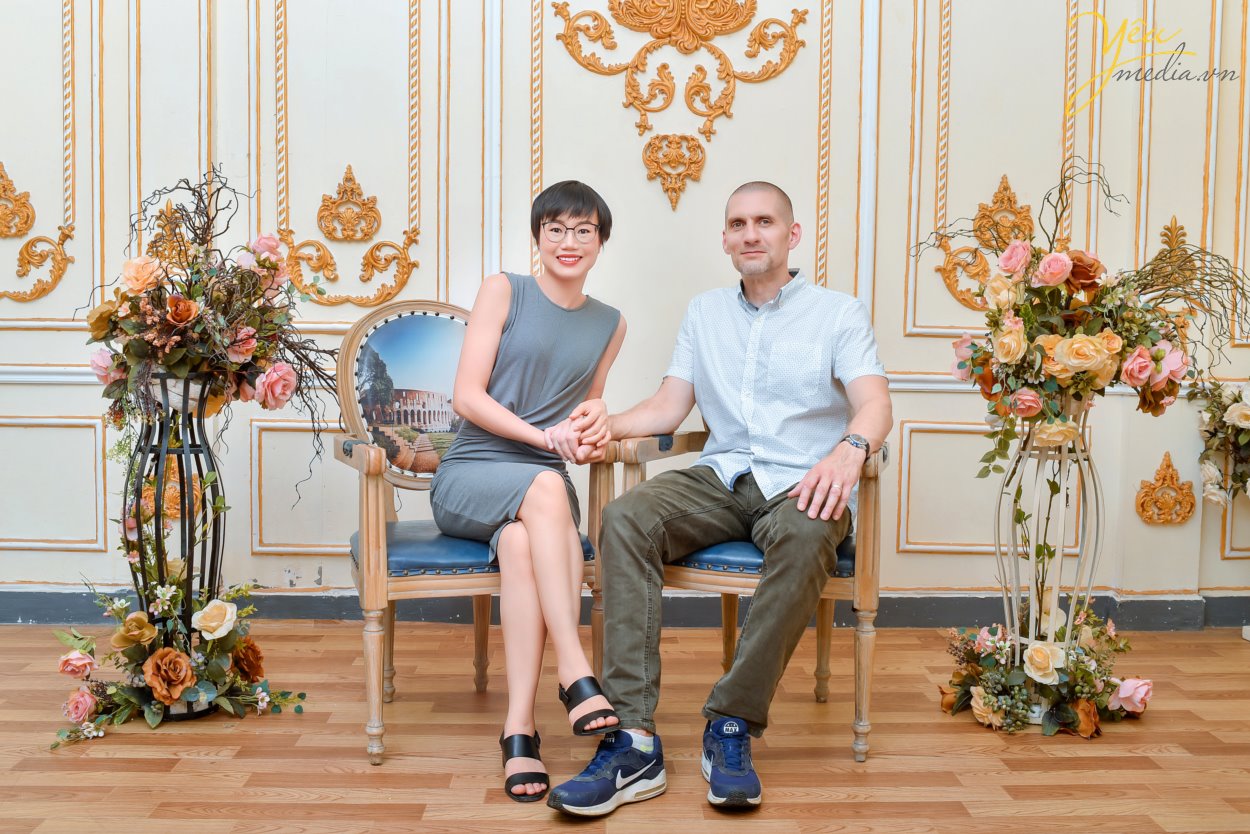 Chụp ảnh gia đình là một trong những việc làm ý nghĩa nhất đối với mỗi người. Đặc biệt khi được thực hiện vào những dịp ý nghĩa, chúng càng thêm đặc biệt. Cùng giúp những bức ảnh gia đình thêm đặc biệt nhé! 1: Chụp ảnh gia đình khi có thành viên mơí Đây là một khoảnh khắc có ý nghĩa đặc biệt với các gia đình. Mỗi thành viên là một mảnh ghép không thể thiếu trong đại gia đình. Và các thành viên mới sẽ giúp bức tranh ấy thêm ý nghĩa. Đó có thể là khi nhà bạn đón thêm một thiên thần bé nhỏ hay gia đình bạn có một người con dâu, con rể… Những bức ảnh này sẽ trở nên đông vui, thú vị hơn. Bạn chắc chắn sẽ rất hạnh phúc khi nhìn lại những bức hình đầy tình cảm này. 2: Chụp ảnh gia đình khi bé tròn 1,2,3.., tuổi Một khoảnh khắc, một sự kiện có ý nghĩa đặc biệt với cả nhà. Đây là dịp được nhiều gia đình lựa chọn để đánh dấu mốc sự kiện quan trọng trong cuộc đời bé. Còn gì tuyệt vời hơn khi cùng lưu lại những khoảnh khắc ngộ nghĩnh của con trẻ. Bạn chắc chắn sẽ phải mỉm cười mỗi khi ngắm nhìn lại một album ảnh ngập tràn những phút giây tinh nghịch của con trẻ hay khoảnh khắc yêu thương của bố mẹ. Yêu Media hân hạnh phục vụ khách hàng- chị Quỳnh tại Hà Nội trong việc chụp ảnh gia đình trong studio - phim trường Rosa - cũng với những lý do lựa chọn dịp như trên. Để được tư vấn chi tiết hơn về việc chụp ảnh gia đình, bạn có thể liên hệ hotline hoặc đến trực tiếp showroom của ảnh viện gia đình Yêu Media nhé!