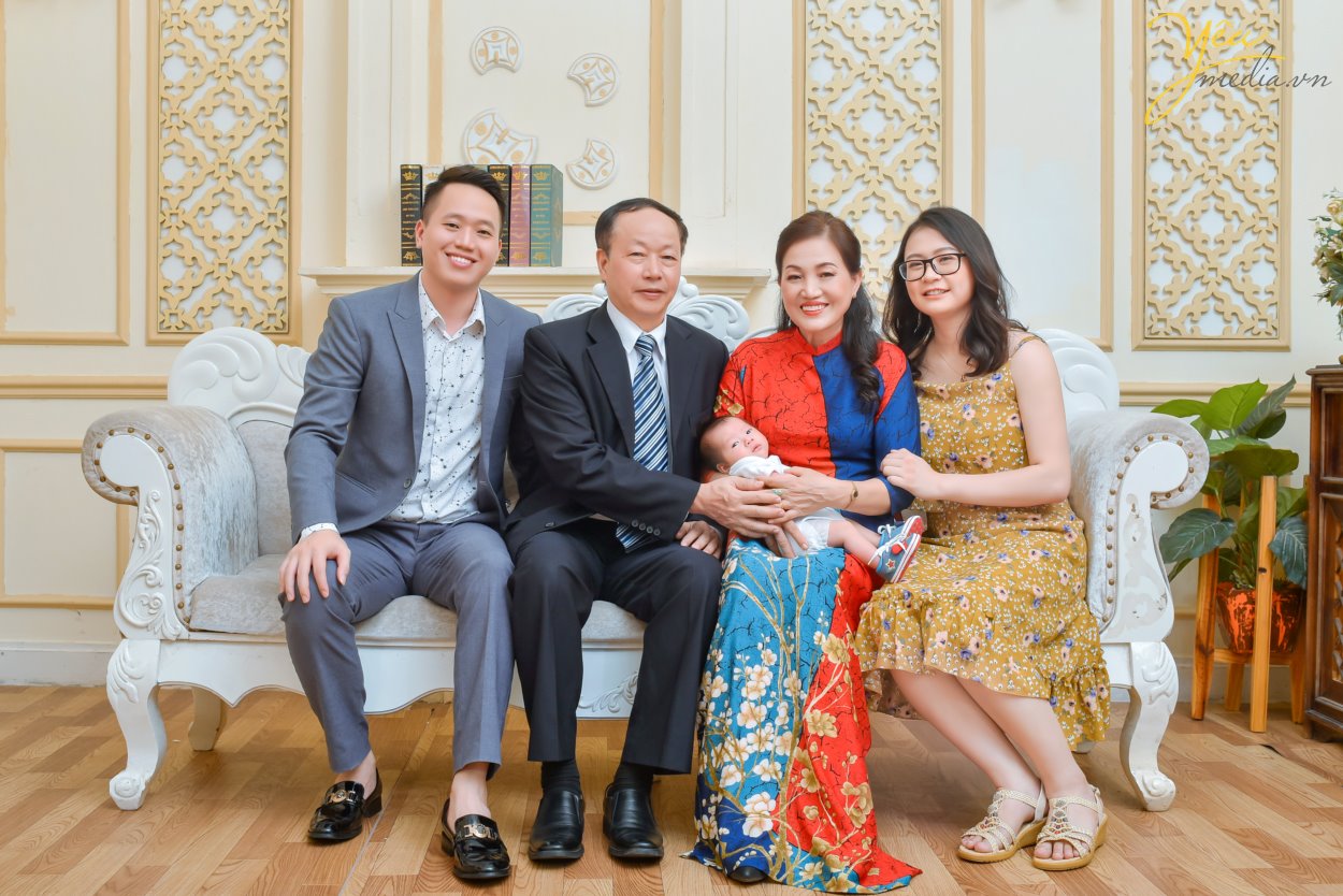 Chụp ảnh gia đình là một trong những việc làm ý nghĩa nhất đối với mỗi người. Đặc biệt khi được thực hiện vào những dịp ý nghĩa, chúng càng thêm đặc biệt. Cùng giúp những bức ảnh gia đình thêm đặc biệt nhé! 1: Chụp ảnh gia đình khi có thành viên mơí Đây là một khoảnh khắc có ý nghĩa đặc biệt với các gia đình. Mỗi thành viên là một mảnh ghép không thể thiếu trong đại gia đình. Và các thành viên mới sẽ giúp bức tranh ấy thêm ý nghĩa. Đó có thể là khi nhà bạn đón thêm một thiên thần bé nhỏ hay gia đình bạn có một người con dâu, con rể… Những bức ảnh này sẽ trở nên đông vui, thú vị hơn. Bạn chắc chắn sẽ rất hạnh phúc khi nhìn lại những bức hình đầy tình cảm này. 2: Chụp ảnh gia đình khi bé tròn 1,2,3.., tuổi Một khoảnh khắc, một sự kiện có ý nghĩa đặc biệt với cả nhà. Đây là dịp được nhiều gia đình lựa chọn để đánh dấu mốc sự kiện quan trọng trong cuộc đời bé. Còn gì tuyệt vời hơn khi cùng lưu lại những khoảnh khắc ngộ nghĩnh của con trẻ. Bạn chắc chắn sẽ phải mỉm cười mỗi khi ngắm nhìn lại một album ảnh ngập tràn những phút giây tinh nghịch của con trẻ hay khoảnh khắc yêu thương của bố mẹ. Yêu Media hân hạnh phục vụ khách hàng- chị Quỳnh tại Hà Nội trong việc chụp ảnh gia đình trong studio - phim trường Rosa - cũng với những lý do lựa chọn dịp như trên. Để được tư vấn chi tiết hơn về việc chụp ảnh gia đình, bạn có thể liên hệ hotline hoặc đến trực tiếp showroom của ảnh viện gia đình Yêu Media nhé!