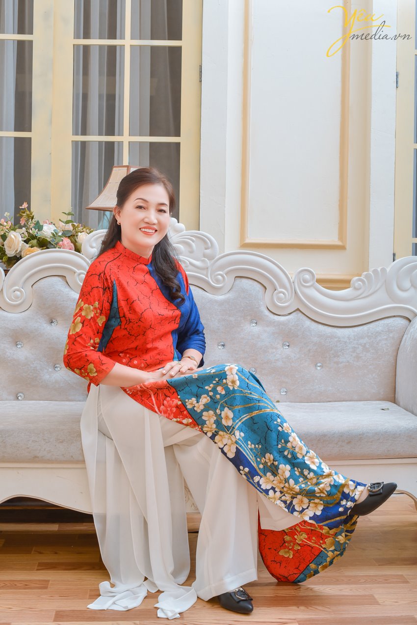 Chụp ảnh gia đình là một trong những việc làm ý nghĩa nhất đối với mỗi người. Đặc biệt khi được thực hiện vào những dịp ý nghĩa, chúng càng thêm đặc biệt. Cùng giúp những bức ảnh gia đình thêm đặc biệt nhé! 1: Chụp ảnh gia đình khi có thành viên mơí Đây là một khoảnh khắc có ý nghĩa đặc biệt với các gia đình. Mỗi thành viên là một mảnh ghép không thể thiếu trong đại gia đình. Và các thành viên mới sẽ giúp bức tranh ấy thêm ý nghĩa. Đó có thể là khi nhà bạn đón thêm một thiên thần bé nhỏ hay gia đình bạn có một người con dâu, con rể… Những bức ảnh này sẽ trở nên đông vui, thú vị hơn. Bạn chắc chắn sẽ rất hạnh phúc khi nhìn lại những bức hình đầy tình cảm này. 2: Chụp ảnh gia đình khi bé tròn 1,2,3.., tuổi Một khoảnh khắc, một sự kiện có ý nghĩa đặc biệt với cả nhà. Đây là dịp được nhiều gia đình lựa chọn để đánh dấu mốc sự kiện quan trọng trong cuộc đời bé. Còn gì tuyệt vời hơn khi cùng lưu lại những khoảnh khắc ngộ nghĩnh của con trẻ. Bạn chắc chắn sẽ phải mỉm cười mỗi khi ngắm nhìn lại một album ảnh ngập tràn những phút giây tinh nghịch của con trẻ hay khoảnh khắc yêu thương của bố mẹ. Yêu Media hân hạnh phục vụ khách hàng- chị Quỳnh tại Hà Nội trong việc chụp ảnh gia đình trong studio - phim trường Rosa - cũng với những lý do lựa chọn dịp như trên. Để được tư vấn chi tiết hơn về việc chụp ảnh gia đình, bạn có thể liên hệ hotline hoặc đến trực tiếp showroom của ảnh viện gia đình Yêu Media nhé!