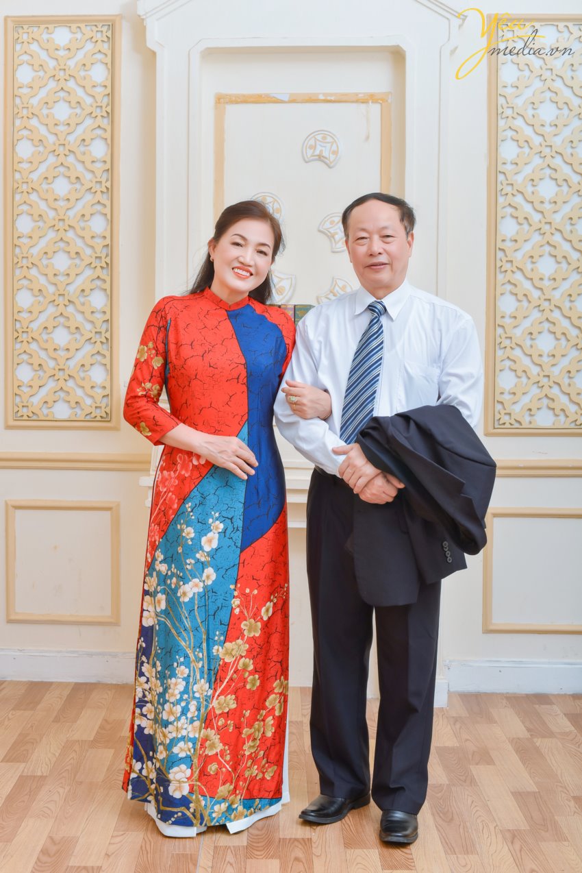 Chụp ảnh gia đình là một trong những việc làm ý nghĩa nhất đối với mỗi người. Đặc biệt khi được thực hiện vào những dịp ý nghĩa, chúng càng thêm đặc biệt. Cùng giúp những bức ảnh gia đình thêm đặc biệt nhé! 1: Chụp ảnh gia đình khi có thành viên mơí Đây là một khoảnh khắc có ý nghĩa đặc biệt với các gia đình. Mỗi thành viên là một mảnh ghép không thể thiếu trong đại gia đình. Và các thành viên mới sẽ giúp bức tranh ấy thêm ý nghĩa. Đó có thể là khi nhà bạn đón thêm một thiên thần bé nhỏ hay gia đình bạn có một người con dâu, con rể… Những bức ảnh này sẽ trở nên đông vui, thú vị hơn. Bạn chắc chắn sẽ rất hạnh phúc khi nhìn lại những bức hình đầy tình cảm này. 2: Chụp ảnh gia đình khi bé tròn 1,2,3.., tuổi Một khoảnh khắc, một sự kiện có ý nghĩa đặc biệt với cả nhà. Đây là dịp được nhiều gia đình lựa chọn để đánh dấu mốc sự kiện quan trọng trong cuộc đời bé. Còn gì tuyệt vời hơn khi cùng lưu lại những khoảnh khắc ngộ nghĩnh của con trẻ. Bạn chắc chắn sẽ phải mỉm cười mỗi khi ngắm nhìn lại một album ảnh ngập tràn những phút giây tinh nghịch của con trẻ hay khoảnh khắc yêu thương của bố mẹ. Yêu Media hân hạnh phục vụ khách hàng- chị Quỳnh tại Hà Nội trong việc chụp ảnh gia đình trong studio - phim trường Rosa - cũng với những lý do lựa chọn dịp như trên. Để được tư vấn chi tiết hơn về việc chụp ảnh gia đình, bạn có thể liên hệ hotline hoặc đến trực tiếp showroom của ảnh viện gia đình Yêu Media nhé!