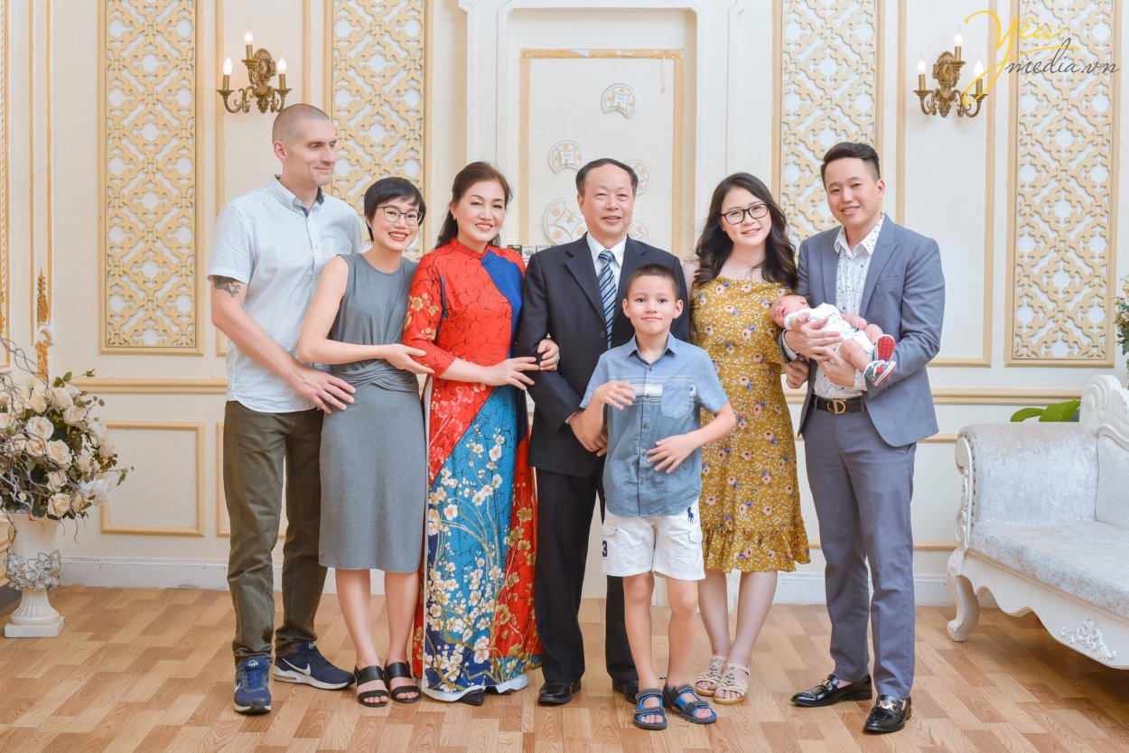 Chụp ảnh gia đình là một trong những việc làm ý nghĩa nhất đối với mỗi người. Đặc biệt khi được thực hiện vào những dịp ý nghĩa, chúng càng thêm đặc biệt. Cùng giúp những bức ảnh gia đình thêm đặc biệt nhé! 1: Chụp ảnh gia đình khi có thành viên mơí Đây là một khoảnh khắc có ý nghĩa đặc biệt với các gia đình. Mỗi thành viên là một mảnh ghép không thể thiếu trong đại gia đình. Và các thành viên mới sẽ giúp bức tranh ấy thêm ý nghĩa. Đó có thể là khi nhà bạn đón thêm một thiên thần bé nhỏ hay gia đình bạn có một người con dâu, con rể… Những bức ảnh này sẽ trở nên đông vui, thú vị hơn. Bạn chắc chắn sẽ rất hạnh phúc khi nhìn lại những bức hình đầy tình cảm này. 2: Chụp ảnh gia đình khi bé tròn 1,2,3.., tuổi Một khoảnh khắc, một sự kiện có ý nghĩa đặc biệt với cả nhà. Đây là dịp được nhiều gia đình lựa chọn để đánh dấu mốc sự kiện quan trọng trong cuộc đời bé. Còn gì tuyệt vời hơn khi cùng lưu lại những khoảnh khắc ngộ nghĩnh của con trẻ. Bạn chắc chắn sẽ phải mỉm cười mỗi khi ngắm nhìn lại một album ảnh ngập tràn những phút giây tinh nghịch của con trẻ hay khoảnh khắc yêu thương của bố mẹ. Yêu Media hân hạnh phục vụ khách hàng- chị Quỳnh tại Hà Nội trong việc chụp ảnh gia đình trong studio - phim trường Rosa - cũng với những lý do lựa chọn dịp như trên. Để được tư vấn chi tiết hơn về việc chụp ảnh gia đình, bạn có thể liên hệ hotline hoặc đến trực tiếp showroom của ảnh viện gia đình Yêu Media nhé!