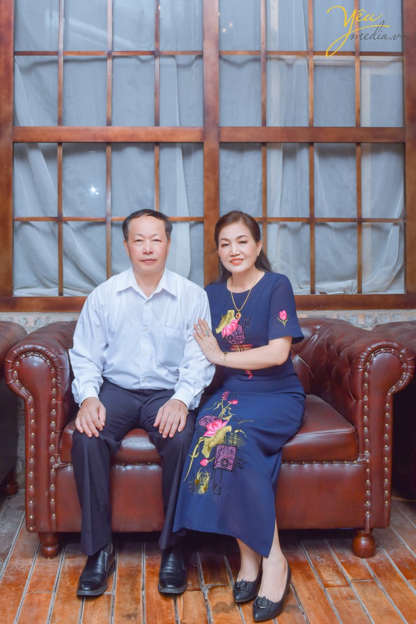 Chụp ảnh gia đình là một trong những việc làm ý nghĩa nhất đối với mỗi người. Đặc biệt khi được thực hiện vào những dịp ý nghĩa, chúng càng thêm đặc biệt. Cùng giúp những bức ảnh gia đình thêm đặc biệt nhé!