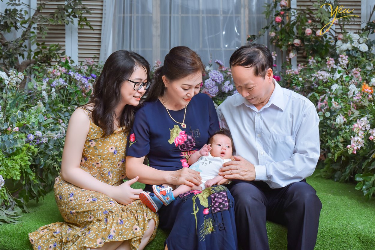 Chụp ảnh gia đình là một trong những việc làm ý nghĩa nhất đối với mỗi người. Đặc biệt khi được thực hiện vào những dịp ý nghĩa, chúng càng thêm đặc biệt. Cùng giúp những bức ảnh gia đình thêm đặc biệt nhé!