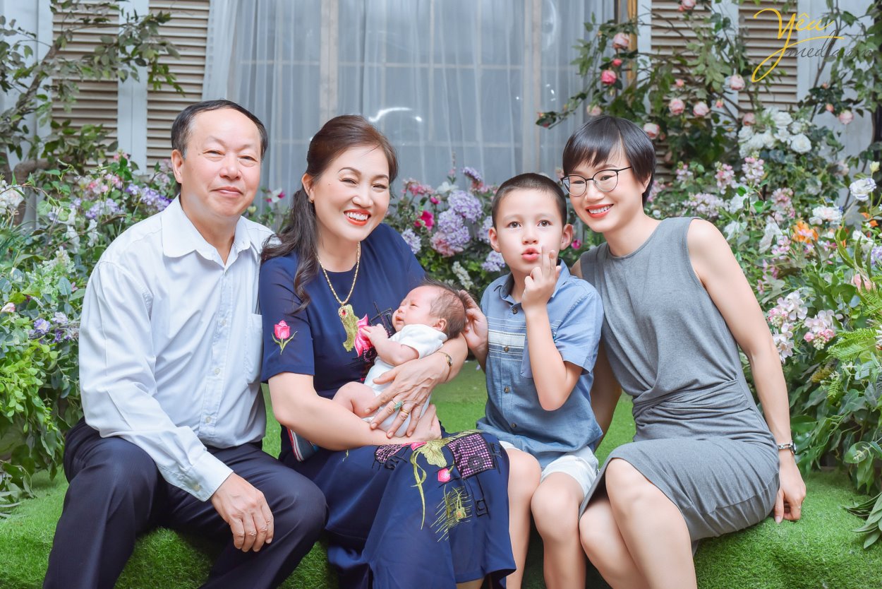 Chụp ảnh gia đình là một trong những việc làm ý nghĩa nhất đối với mỗi người. Đặc biệt khi được thực hiện vào những dịp ý nghĩa, chúng càng thêm đặc biệt. Cùng giúp những bức ảnh gia đình thêm đặc biệt nhé!