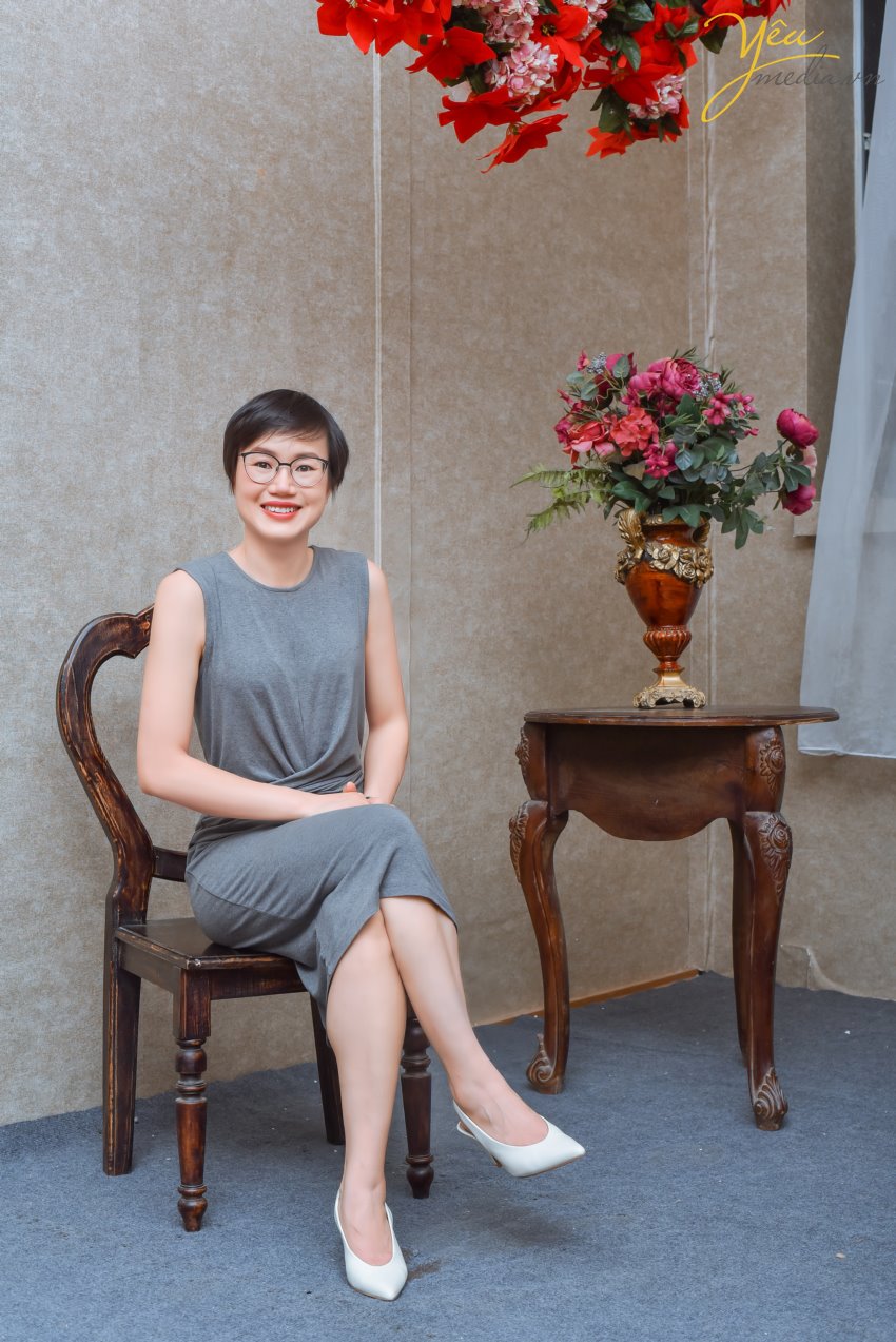 Chụp ảnh gia đình là một trong những việc làm ý nghĩa nhất đối với mỗi người. Đặc biệt khi được thực hiện vào những dịp ý nghĩa, chúng càng thêm đặc biệt. Cùng giúp những bức ảnh gia đình thêm đặc biệt nhé!