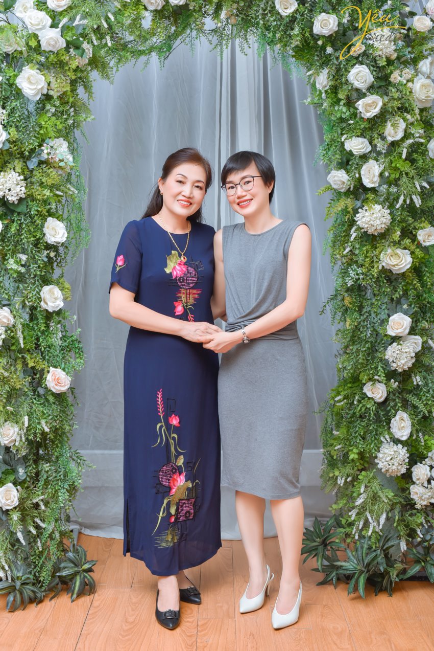 Chụp ảnh gia đình là một trong những việc làm ý nghĩa nhất đối với mỗi người. Đặc biệt khi được thực hiện vào những dịp ý nghĩa, chúng càng thêm đặc biệt. Cùng giúp những bức ảnh gia đình thêm đặc biệt nhé!