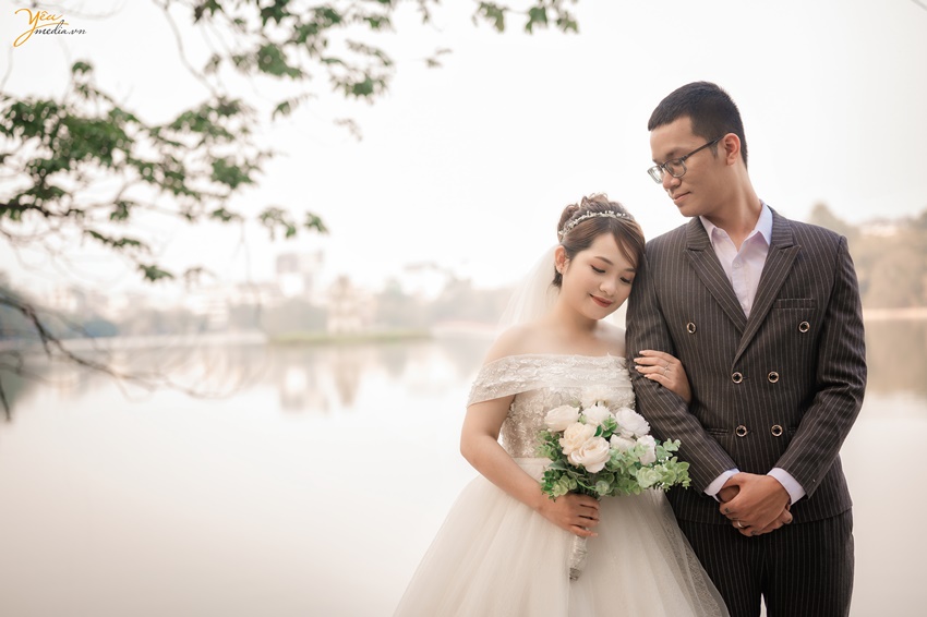 Bộ ảnh cưới mang đậm màu sắc Hà Nội của cặp đôi Hiếu - Giang