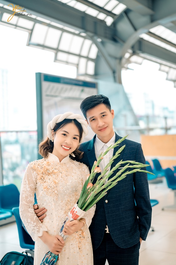 Anh Dương, chị Ngoãn chụp ảnh kỷ niệm 5 năm ngày cưới ở ga tàu điện