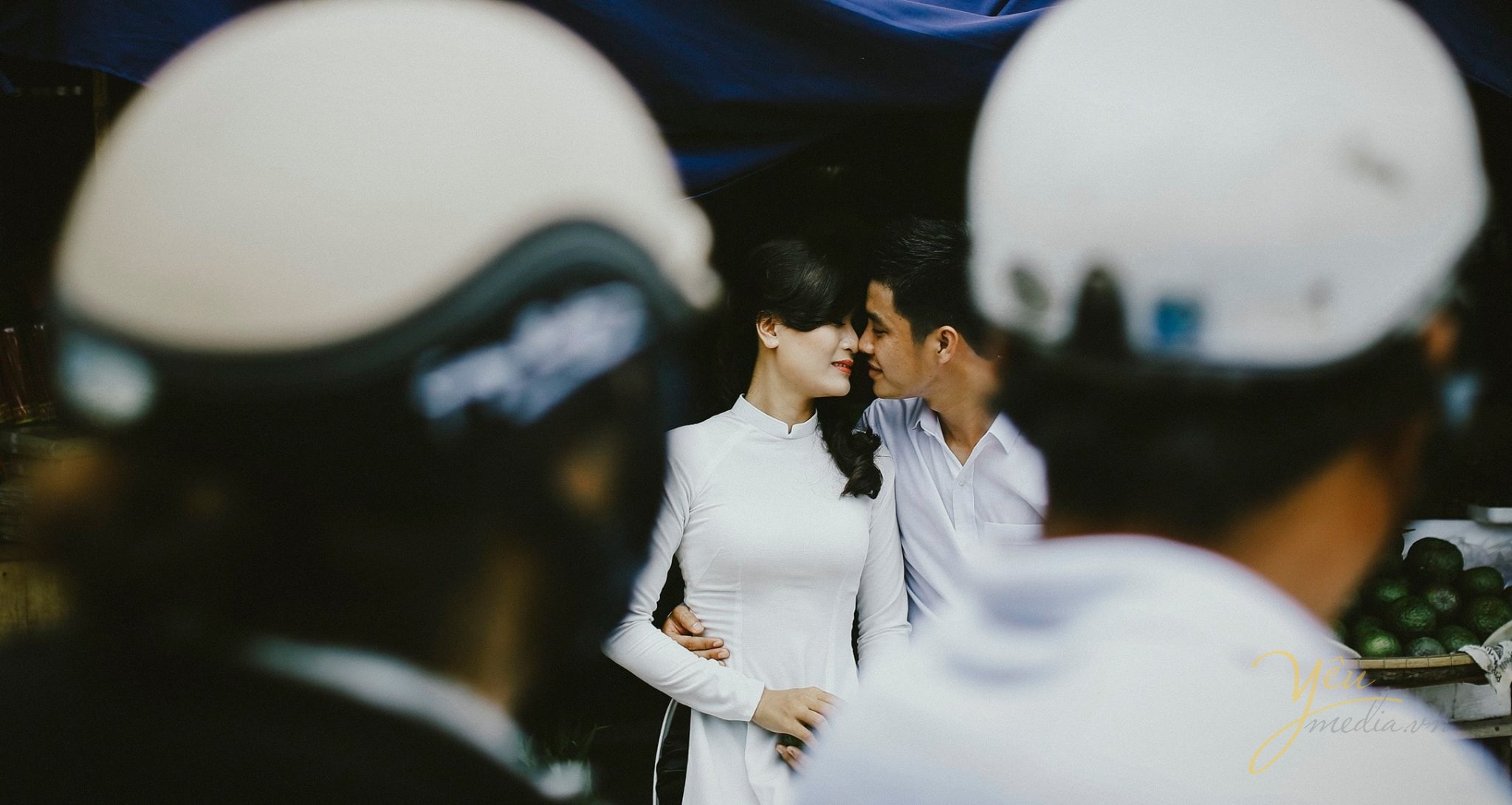 chú rể hôn nhẹ cô dâu